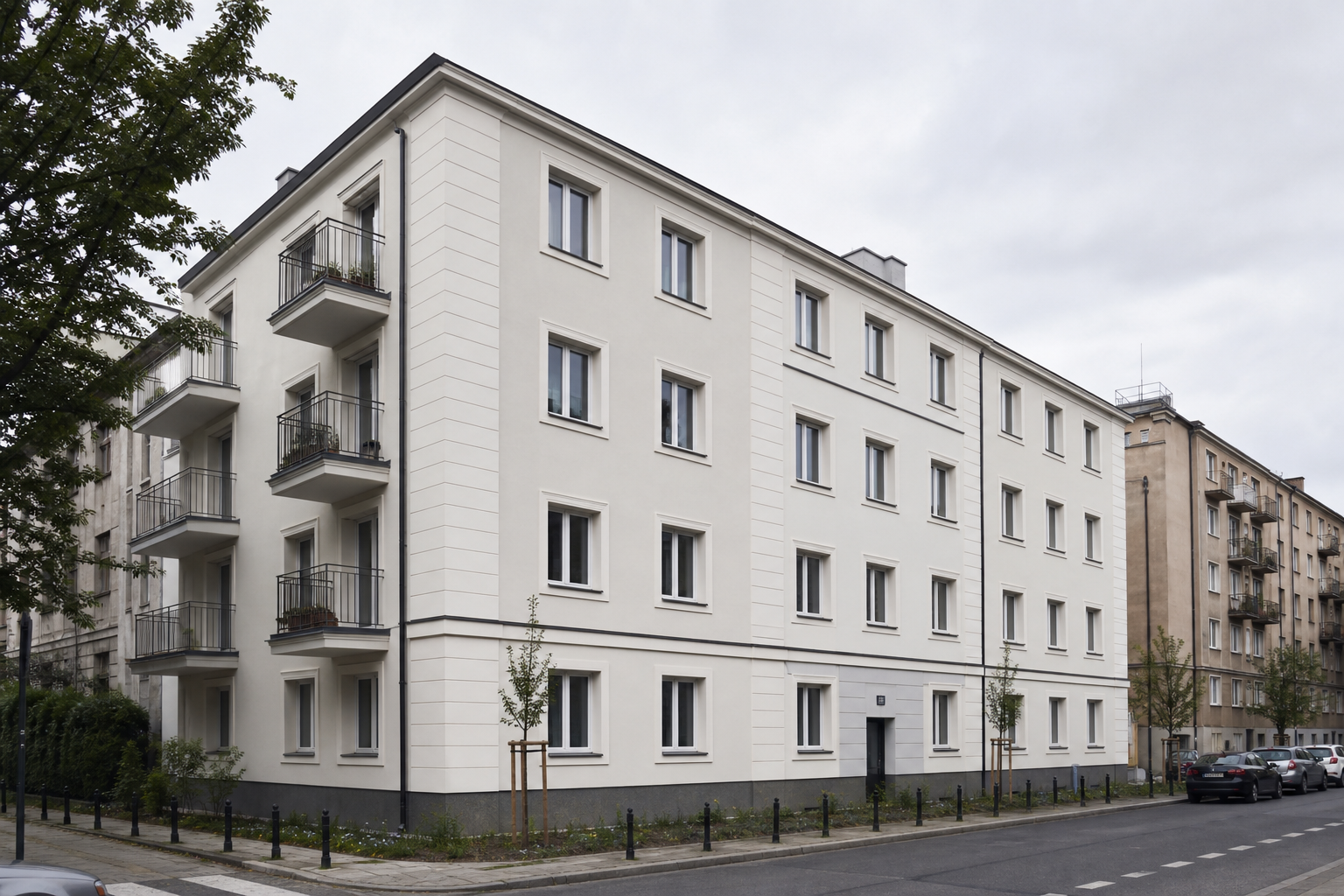 Residential building with renewed mineral render facade in Warsaw